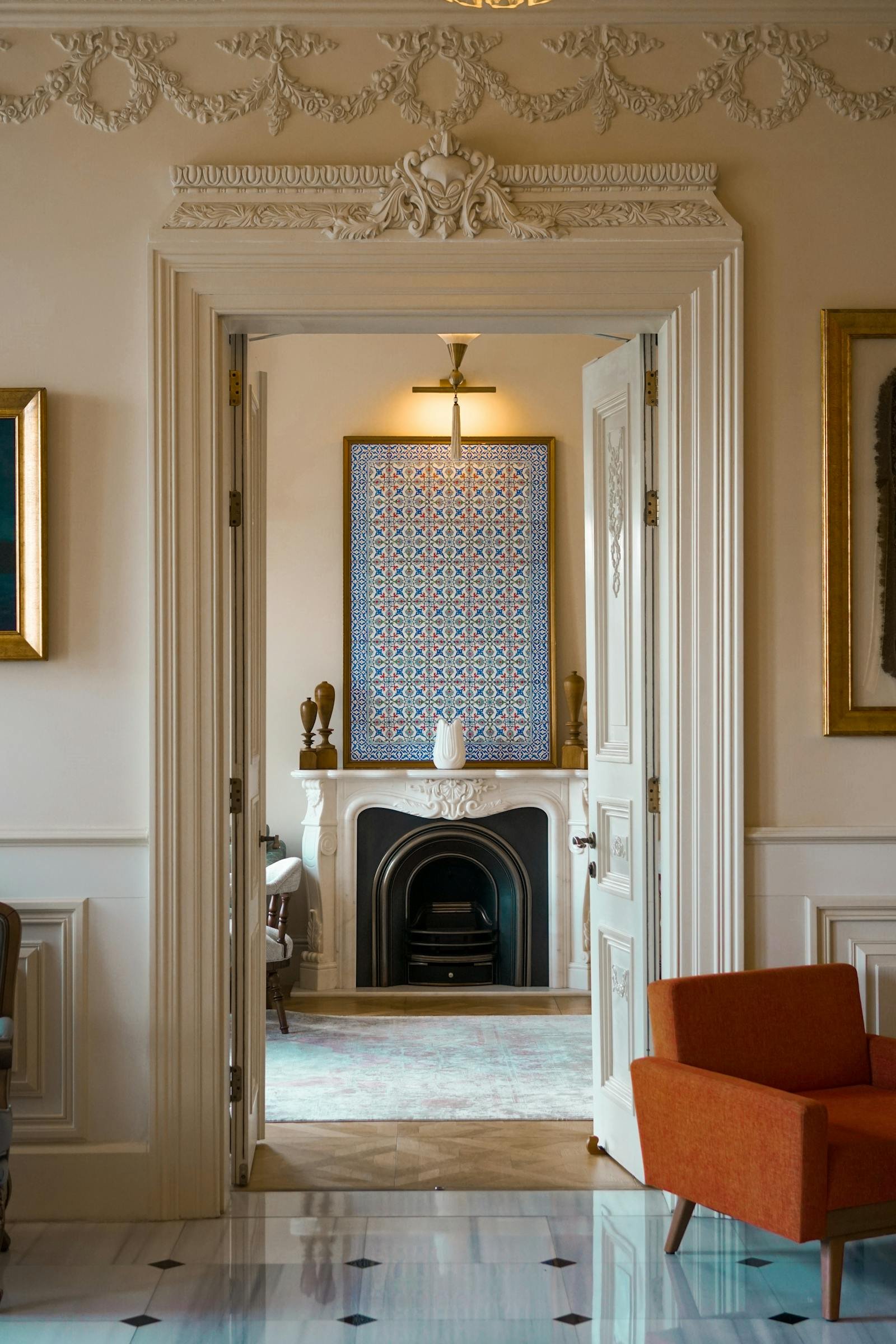Collectie Grachtenpand — sierlijk interieur met historische sierplinten