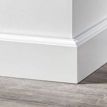 Eigentijdse plinten in modern interieur