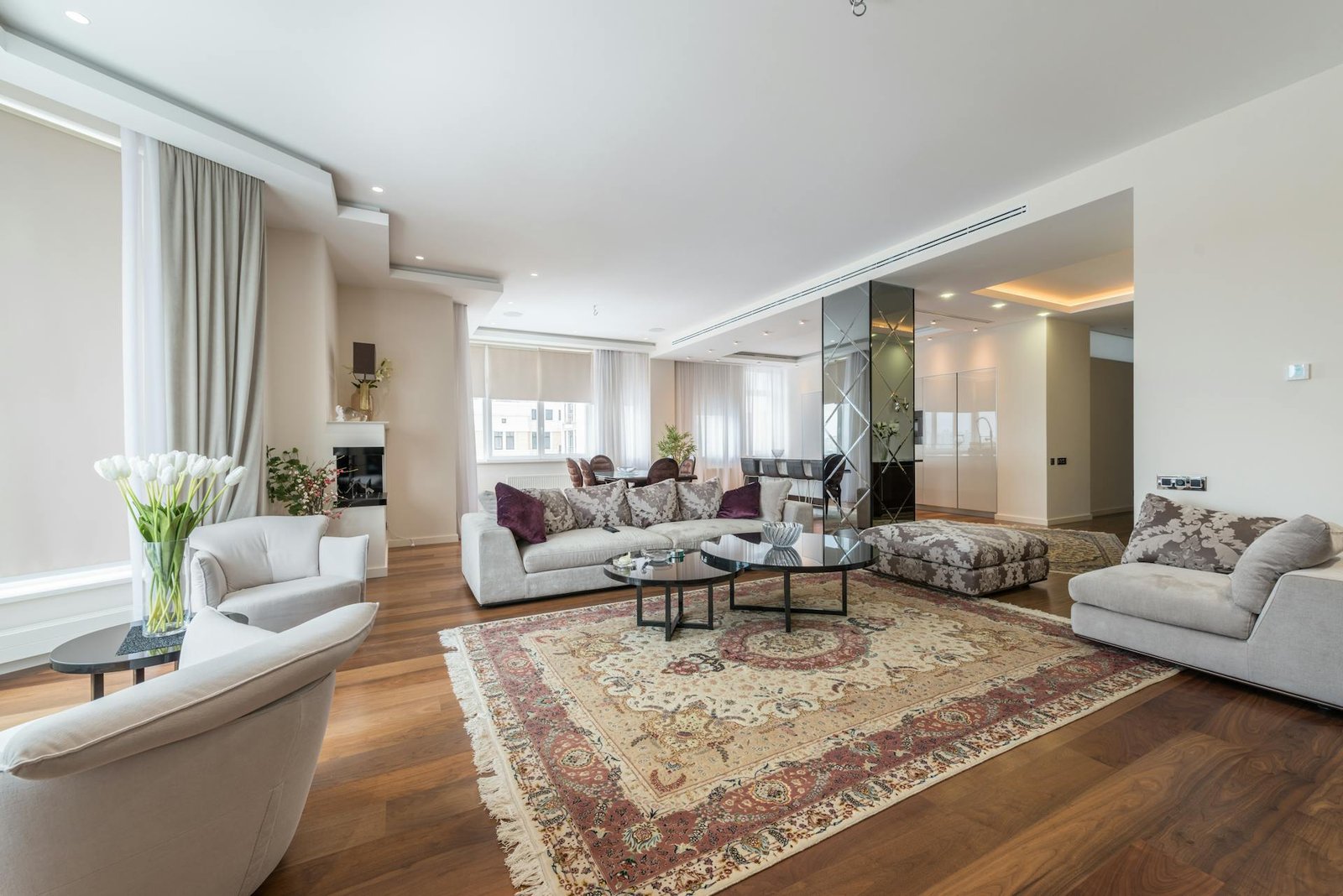 Luxe interieur met premium plinten — Vloeren & Plinten